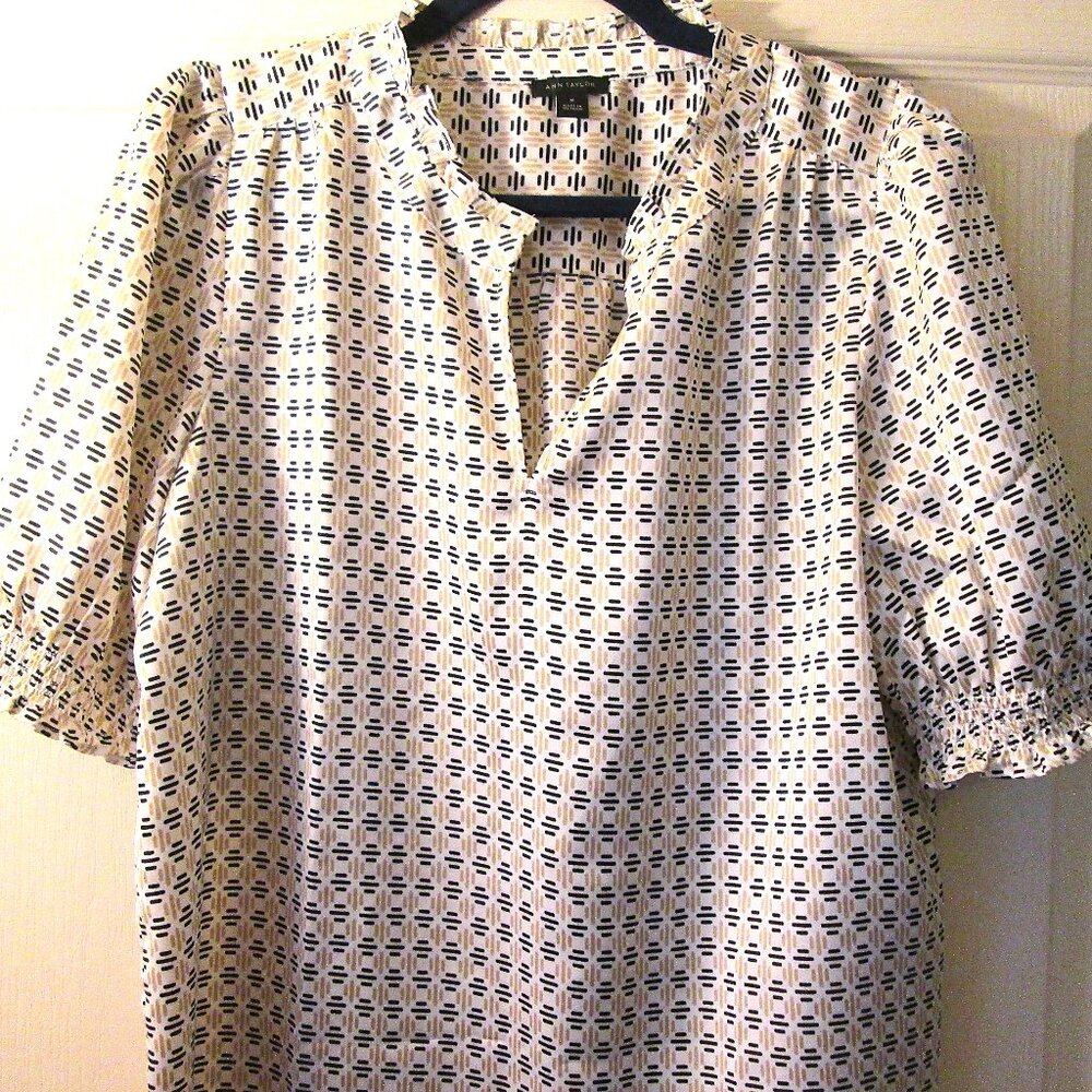 ANN TAYLOR SHORT SLEEVE GEOMETRIC GOLD/BLACK SIZE MEDIUM PEASANT TOP